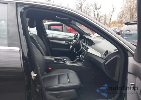 2014 Mercedes-Benz C 300 Sport 4Matic z USA, uszkodzony, nr VIN WDDGF8AB1ER304541